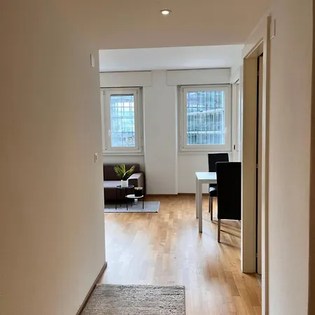 Luxury Studio Near Un & Train Station Apartment *