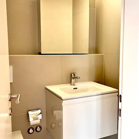 Apartment Luxury Studio Near Un & Train Station