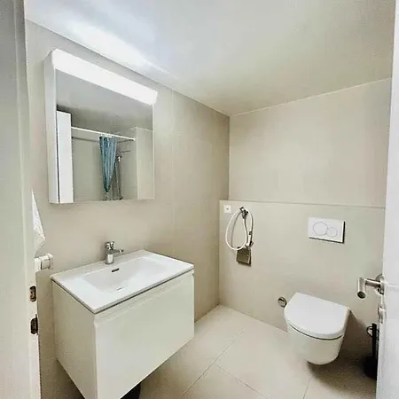 Luxury Studio Near Un & Train Station *
