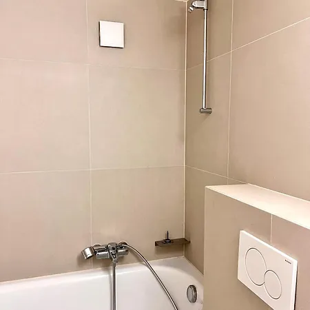 Luxury Studio Near Un & Train Station アパート