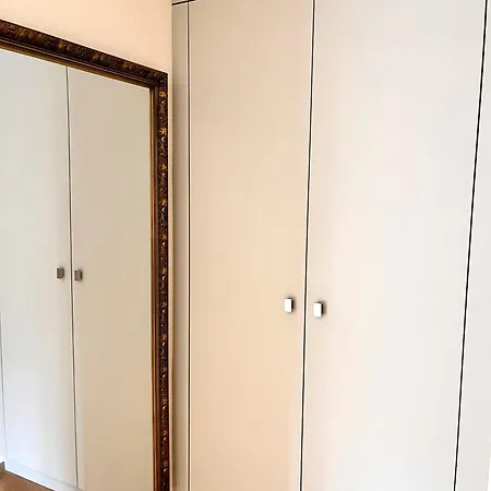 Luxury Studio Near Un & Train Station *